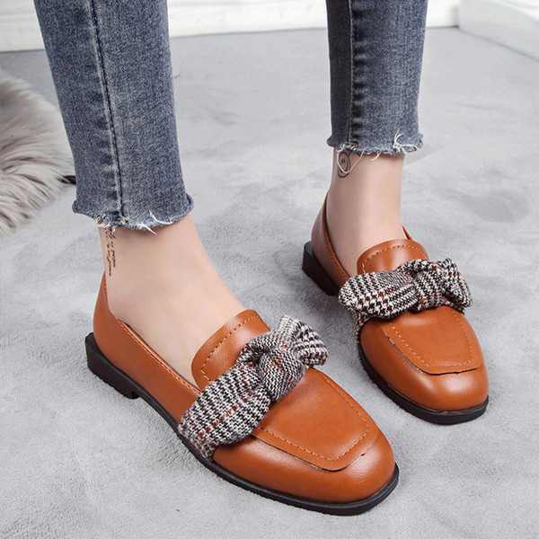 Eko bőrből készült alkalmi női cipő, lapos talppal, szalagos elemmel