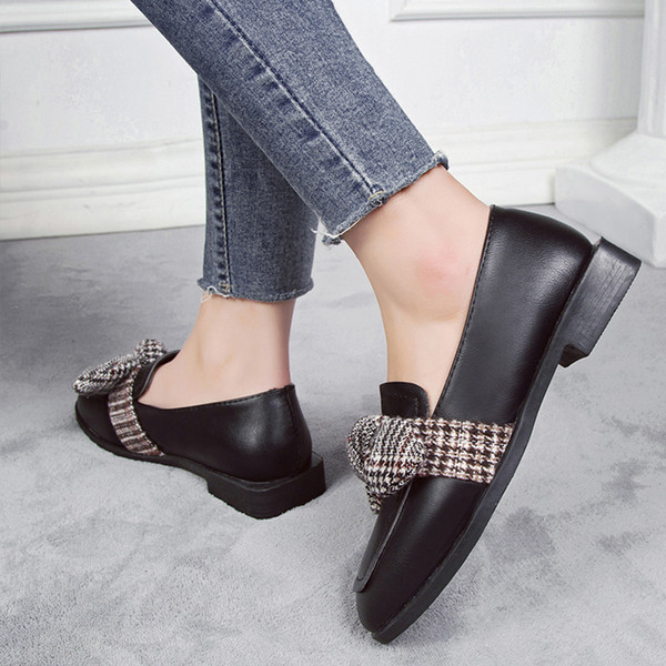 Eko bőrből készült alkalmi női cipő, lapos talppal, szalagos elemmel