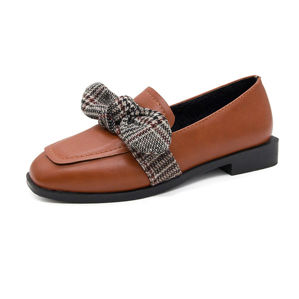 Eko bőrből készült alkalmi női cipő, lapos talppal, szalagos elemmel