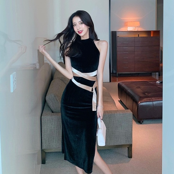 Hosszú testhez szabott bársonyruha derekán övvel