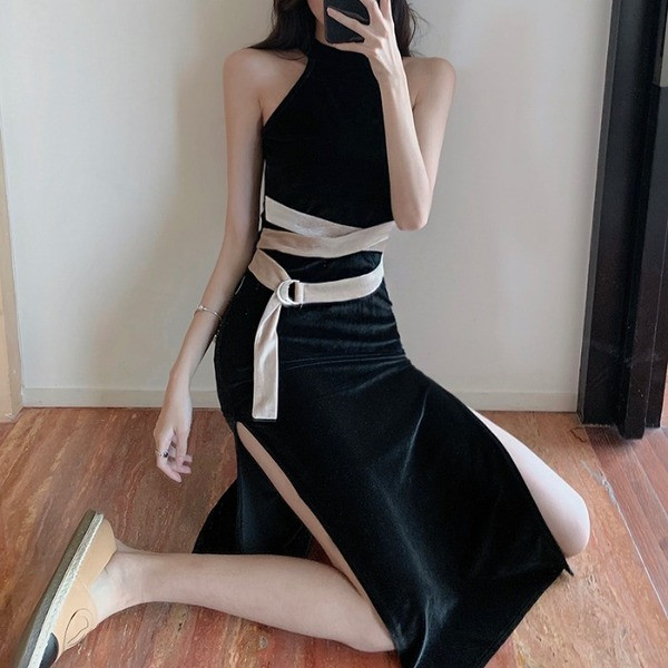 Hosszú testhez szabott bársonyruha derekán övvel