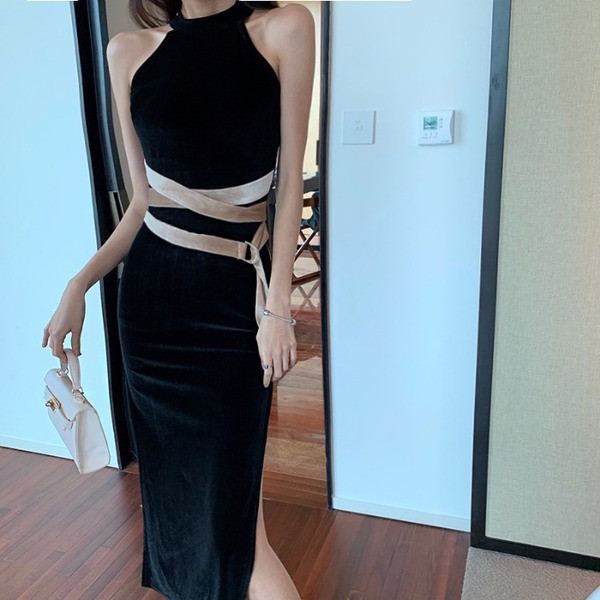 Hosszú testhez szabott bársonyruha derekán övvel