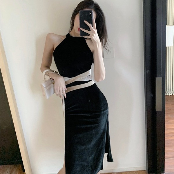 Hosszú testhez szabott bársonyruha derekán övvel