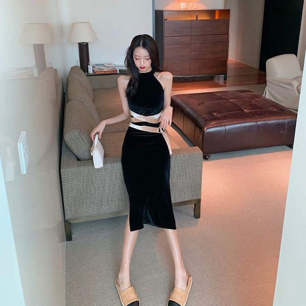 Hosszú testhez szabott bársonyruha derekán övvel