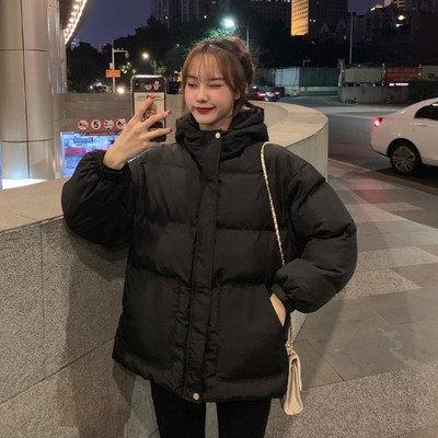 Σύντομο χειμωνιάτικο μπουφάν με κουκούλα σε μαύρο και πορτοκαλί χρώμα