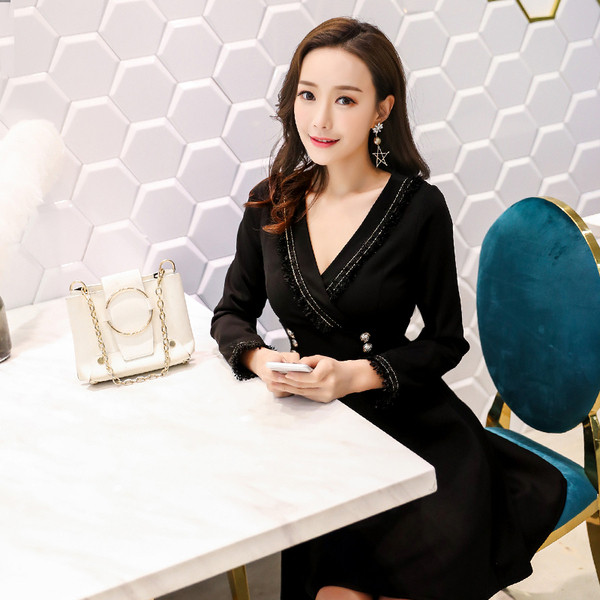 Rochie de dama in croiala de culoare neagra model cu decolteu spitz