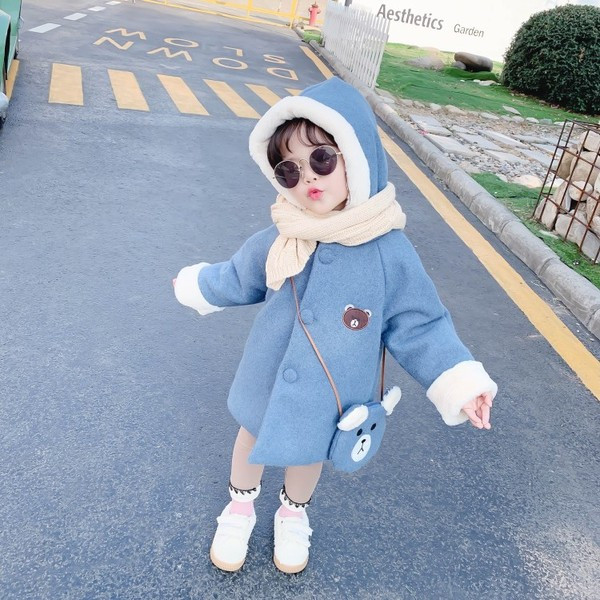 Alkalmi gyerekkabát lányoknak gombokkal és kapucnival, kék és rózsaszín színben