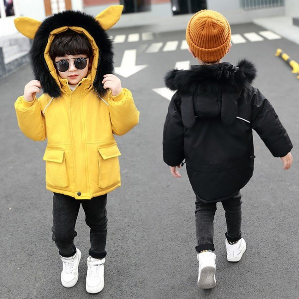 Modern gyerek kabát fiúknak pehelypel és kapucnival sárga, kék és fekete színben