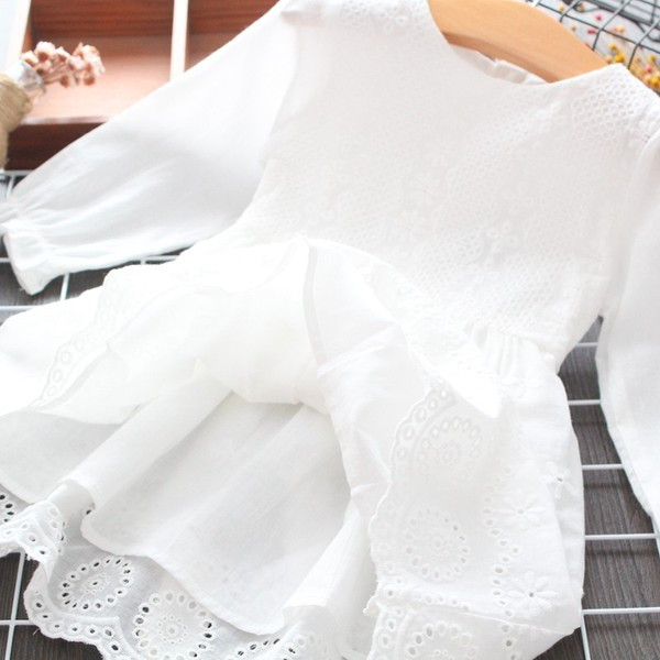 Modern gyerekruha - fehér szabású modell lányoknak