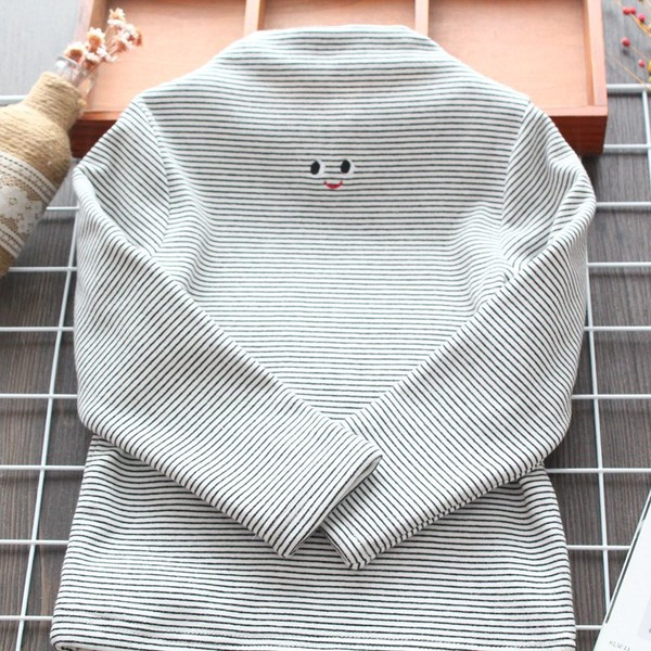 Új modell csíkos gyerekblúz pólógallérral és hímzéssel lányoknak