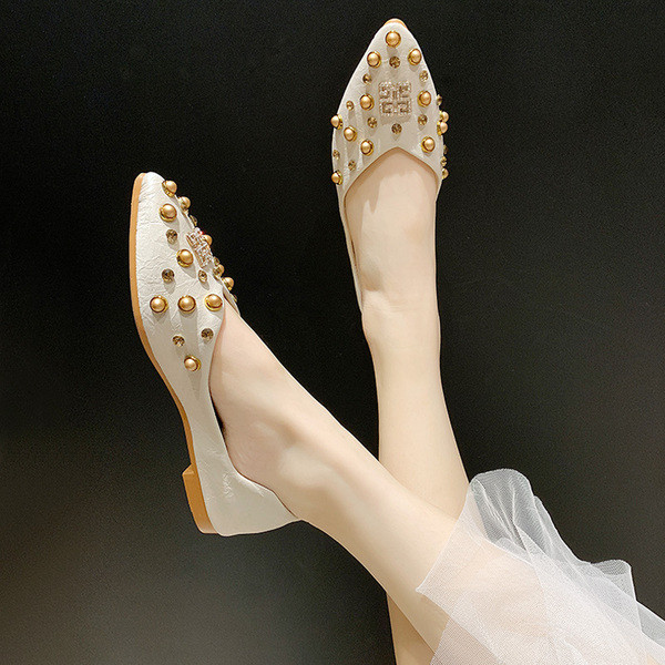 Καθημερινάγυναικεία υποδήματα από οικολογικό δέρμα με μεταλλικά στοιχεία