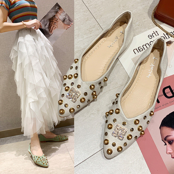 Καθημερινάγυναικεία υποδήματα από οικολογικό δέρμα με μεταλλικά στοιχεία