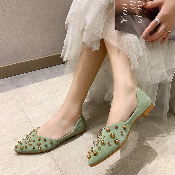 Καθημερινάγυναικεία υποδήματα από οικολογικό δέρμα με μεταλλικά στοιχεία