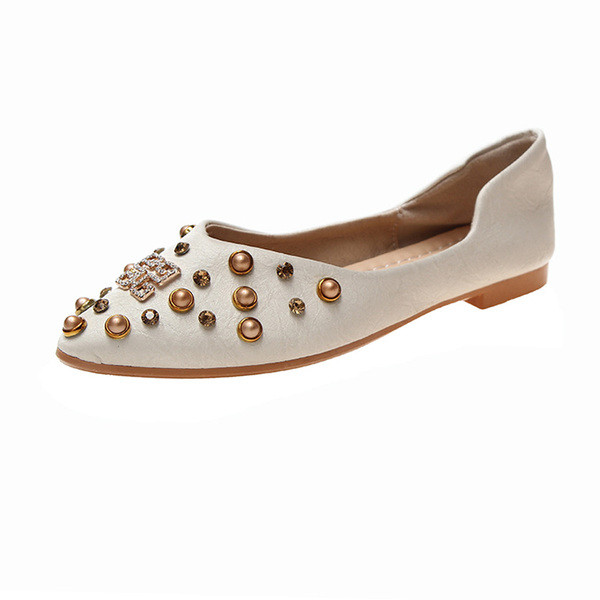 Καθημερινάγυναικεία υποδήματα από οικολογικό δέρμα με μεταλλικά στοιχεία