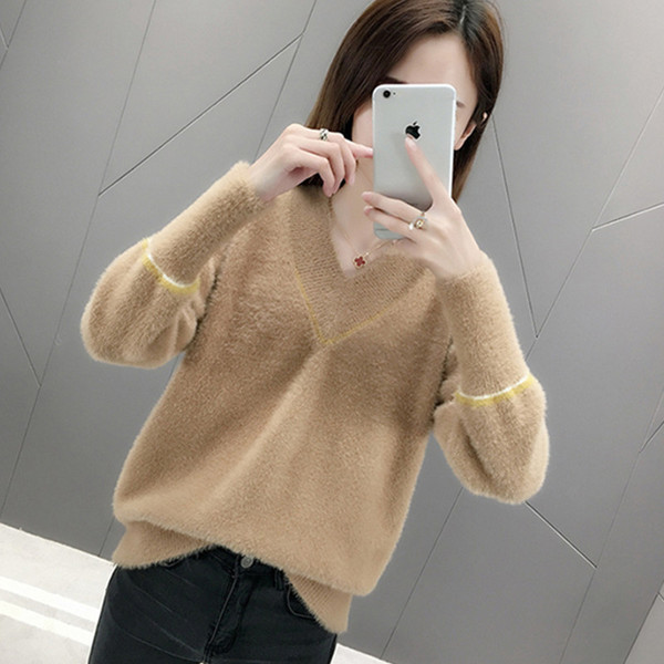 Γυναικείο χνουδοτό πουλόβερ με λαιμόκοψη στο άσπρο, καφέ και μπλε χρώμα