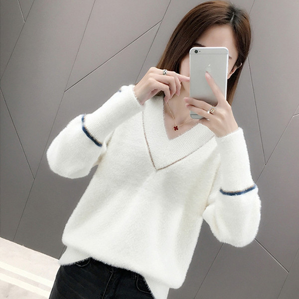 Γυναικείο χνουδοτό πουλόβερ με λαιμόκοψη στο άσπρο, καφέ και μπλε χρώμα