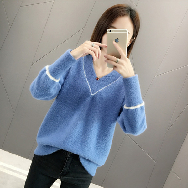 Γυναικείο χνουδοτό πουλόβερ με λαιμόκοψη στο άσπρο, καφέ και μπλε χρώμα