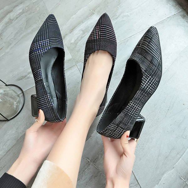 Καρό  γυναικεία παπούτσια με παχύ χαμηλό τακούνι - μυτερό μοντέλο