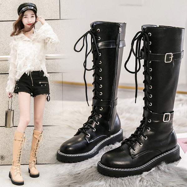 Έκο δερμάτινες  γυναικείες μπότες  σε μαύρο και μπεζ χρώμα με ίσια πλατφόρμα με κορδόνια