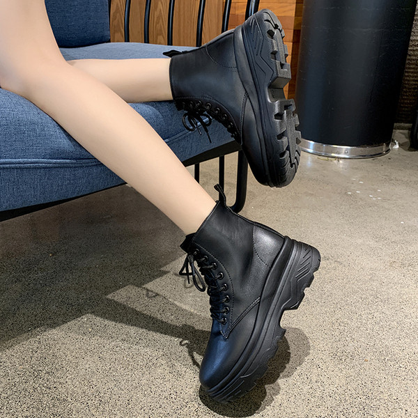 Έκο δρμάτινες γυναικείες μπότες με ίσια  σόλα σε μαύρο χρώμα