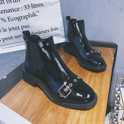 Stílusos női csizma lapos talppal és fém elemmel fekete színben