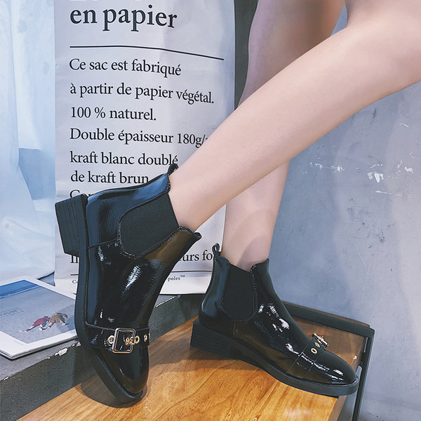 Stílusos női csizma lapos talppal és fém elemmel fekete színben