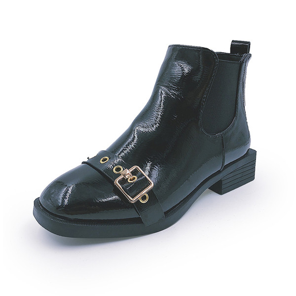 Stílusos női csizma lapos talppal és fém elemmel fekete színben