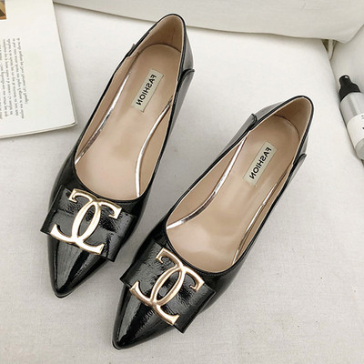 Női bőr cipő lapos talppal és fém elemmel