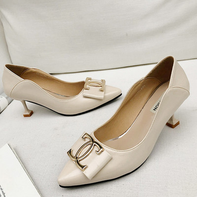 Női bőr cipő lapos talppal és fém elemmel