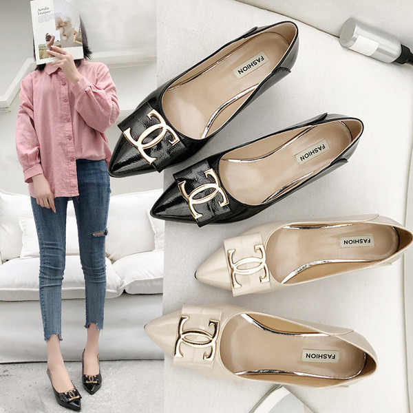 Női bőr cipő lapos talppal és fém elemmel