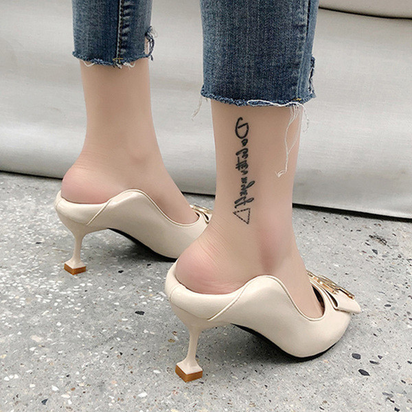 Női bőr cipő lapos talppal és fém elemmel