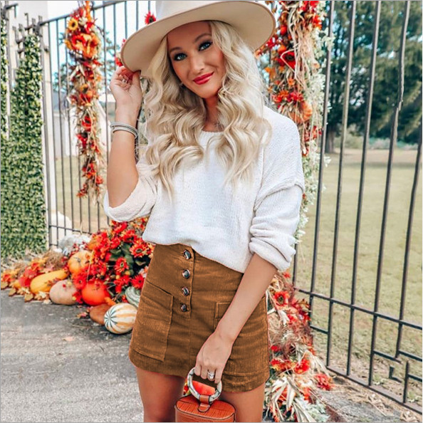 Új modell rövid női szoknya zsebekkel és gombokkal barna, bézs és zöld színben