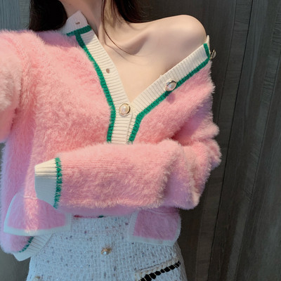 Rövid pehelymellény rózsaszín gombokkal