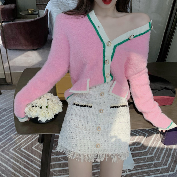 Rövid pehelymellény rózsaszín gombokkal