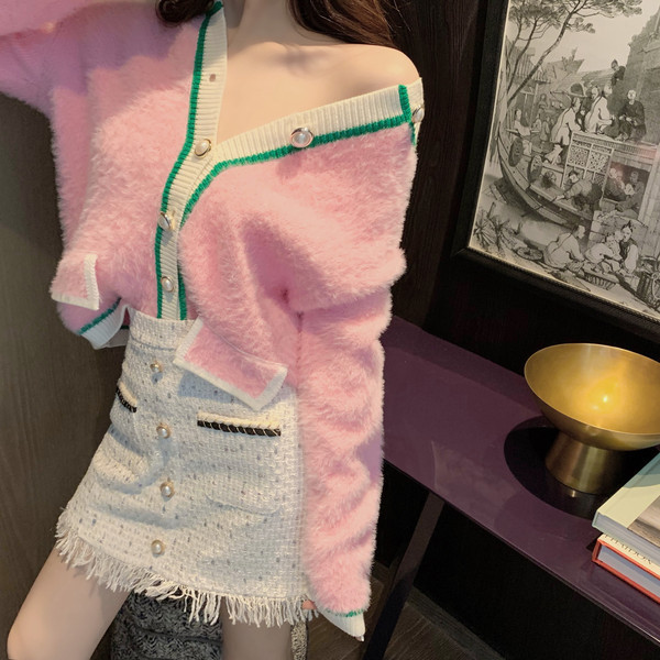 Rövid pehelymellény rózsaszín gombokkal