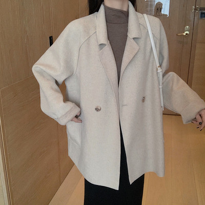 Широко пролетно-есенно палто с джобове в бежов цвят