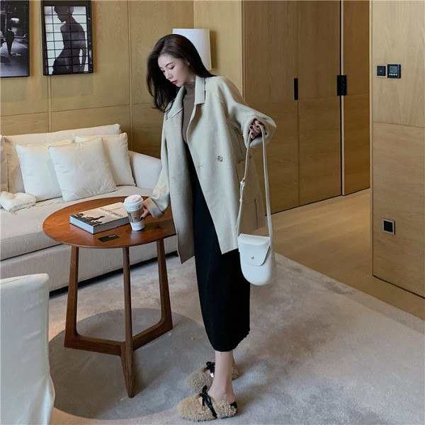 Широко пролетно-есенно палто с джобове в бежов цвят