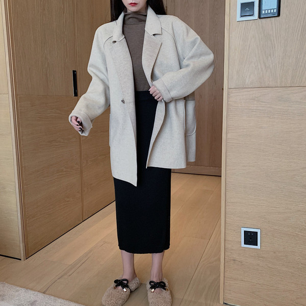 Широко пролетно-есенно палто с джобове в бежов цвят