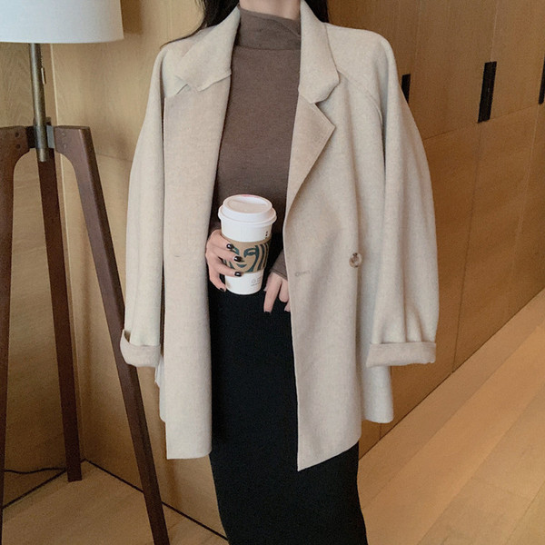 Широко пролетно-есенно палто с джобове в бежов цвят