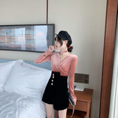 Női testhezálló bársonyblúz mély nyakkivágással