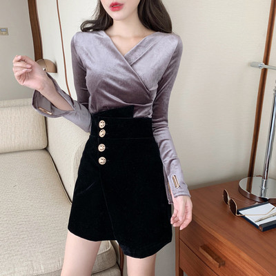 Női testhezálló bársonyblúz mély nyakkivágással