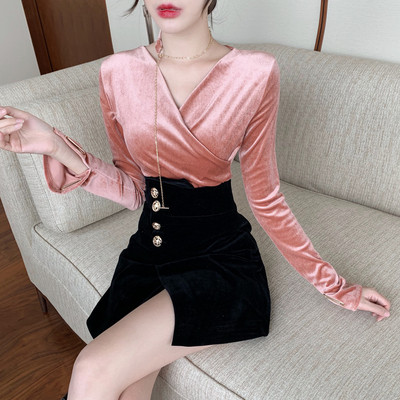 Női testhezálló bársonyblúz mély nyakkivágással