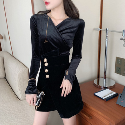 Női testhezálló bársonyblúz mély nyakkivágással