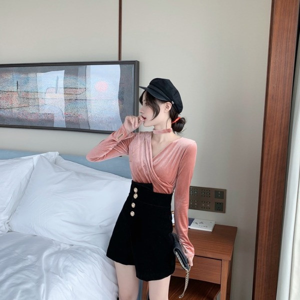 Női testhezálló bársonyblúz mély nyakkivágással