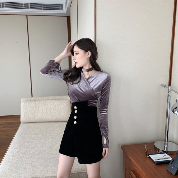 Női testhezálló bársonyblúz mély nyakkivágással