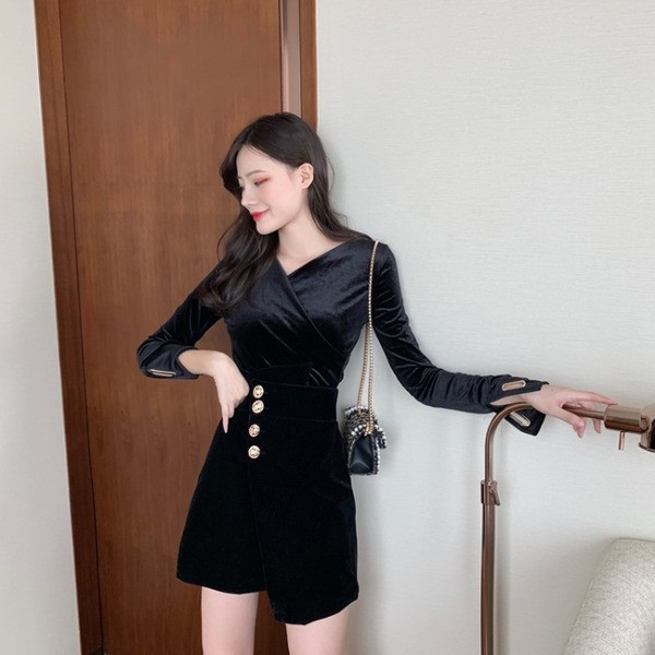 Női testhezálló bársonyblúz mély nyakkivágással