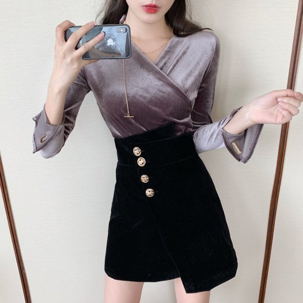 Női testhezálló bársonyblúz mély nyakkivágással