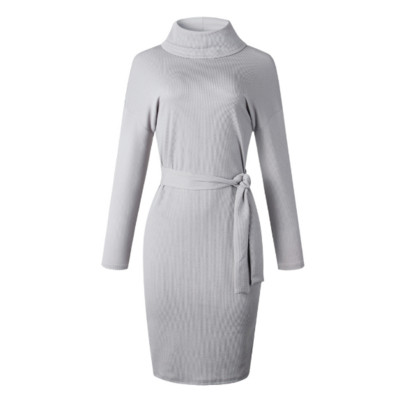 Modern női ruha magas pólógallérral és övvel szürke, kék és fekete színben