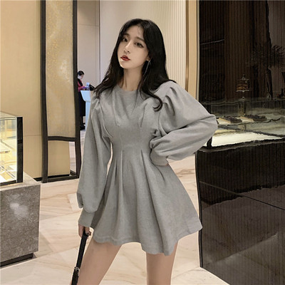 Rövid, szürke és fekete szabású női ruha