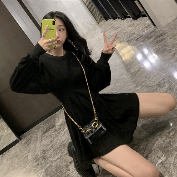 Rövid, szürke és fekete szabású női ruha